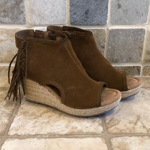 NEW Minnetonka leather fringe wedge sandals size 8